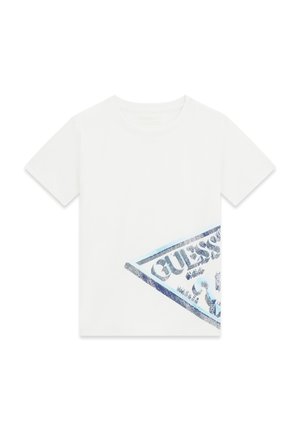 T-shirt blanc à manches courtes avec un logo triangulaire bleu Guess partiellement visible en bas à droite sur le devant.
