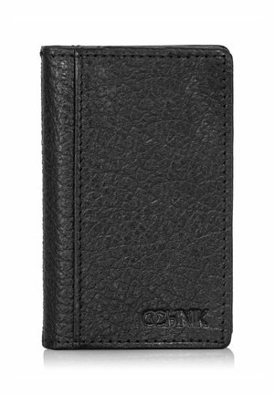 Czarny skórzany portfel z teksturową powierzchnią, z przeszytymi krawędziami i wytłoczonym logo w prawym dolnym rogu.