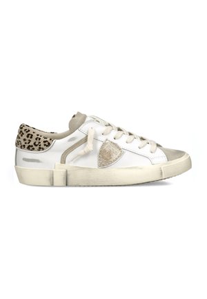 Sneaker bianca bassa con punta in suede beige, tallone con stampa leopardata, lacci bianchi e un emblema argentato sul lato, che mostra un leggero effetto consumato.