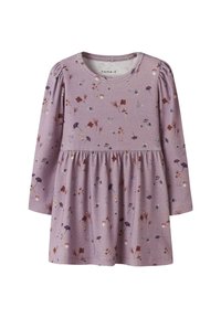 Robe longue à manches longues pour tout-petits, de couleur violette, avec une taille froncée et un imprimé floral et de champignons éparpillé dans des tons atténués.