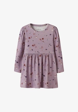 Vestido largo de manga larga para niña pequeña en color púrpura, con cintura fruncida y estampado de flores y setas dispersas en tonos apagados.