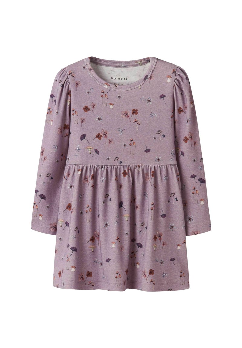 Robe longue à manches longues pour tout-petits, de couleur violette, avec une taille froncée et un imprimé floral et de champignons éparpillé dans des tons atténués.