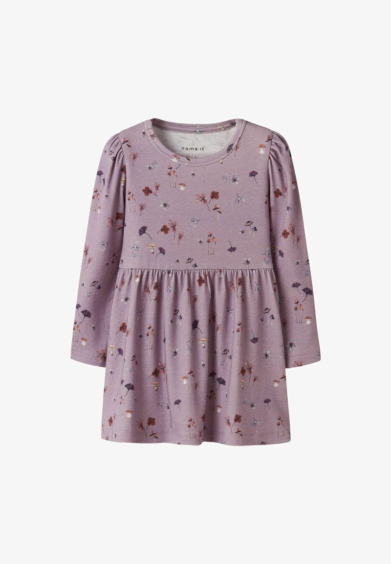 Paarse lange mouw jurk voor peuters met een geplooide taille en verspreide bloemen- en paddenstoelenprint in gedempte tinten.