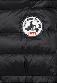 Giubbotto invernale nero con texture trapuntata. Presenta un patch ricamato di forma rotonda con un design di uno scooter e la scritta "Just Over The Top JOTT."