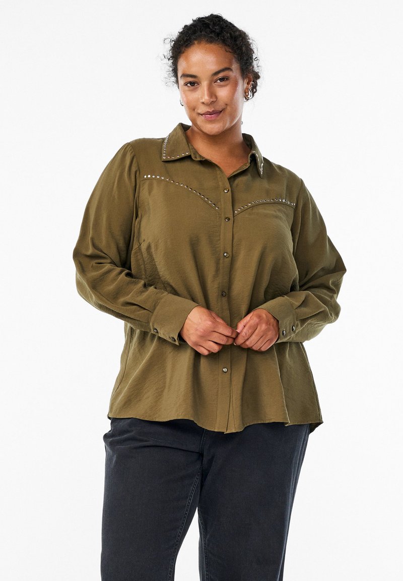 Camicia verde oliva con bottoni, colletto, maniche lunghe e dettagli in argento lungo la spalla, caratterizzata da un tessuto testurizzato e una vestibilità comoda.