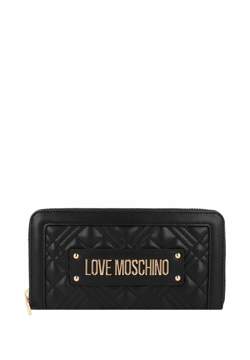 Portafoglio quilted nero in pelle, caratterizzato da una placca dorata con il testo "LOVE MOSCHINO" e una chiusura con zip. Accentato da borchie metalliche.