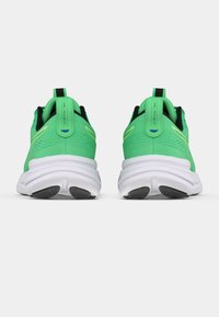 Ténis desportivos verdes com parte superior em malha, detalhes pretos e entressola branca. Apresenta uma lingueta e textura padrão no calcanhar.