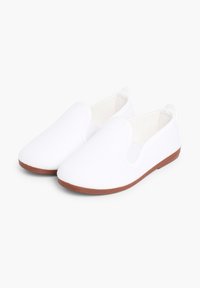 Witte canvas instap schoenen met bruine rubberen zolen. Gladde textuur, eenvoudig ontwerp, geen zichtbare versieringen of patronen. Standaard casual stijl.