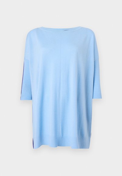 Pull léger bleu à manches courtes avec une coupe ample, des accents côtelés sur les manches et des fentes sur les côtés à l'ourlet pour une texture supplémentaire.