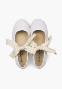 Witte stoffen balletschoenen met ronde neuzen, voorzien van een textuur en lichtbeige stoffen strikjes aan de zijkanten. "Pisamonas" merk binnenin.