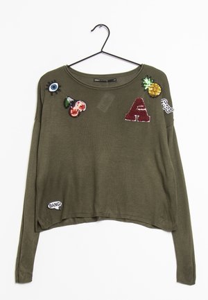 Maglione verde oliva a maniche lunghe con vestibilità ampia, caratterizzato da varie toppe colorate: occhi, frutti e una lettera 'A'. Tessuto testurizzato.