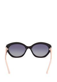 Gafas de sol tipo gato negro con lentes gris degradado, brazos rosas y acentos metálicos en las orejas. Montura de plástico suave con un acabado brillante.