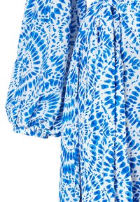 Plava i bijela haljina s uzorkom koja ima puf rukave, jedinstveni tie-dye dizajn s kružnim motivima i mekanu teksturu tkanine.