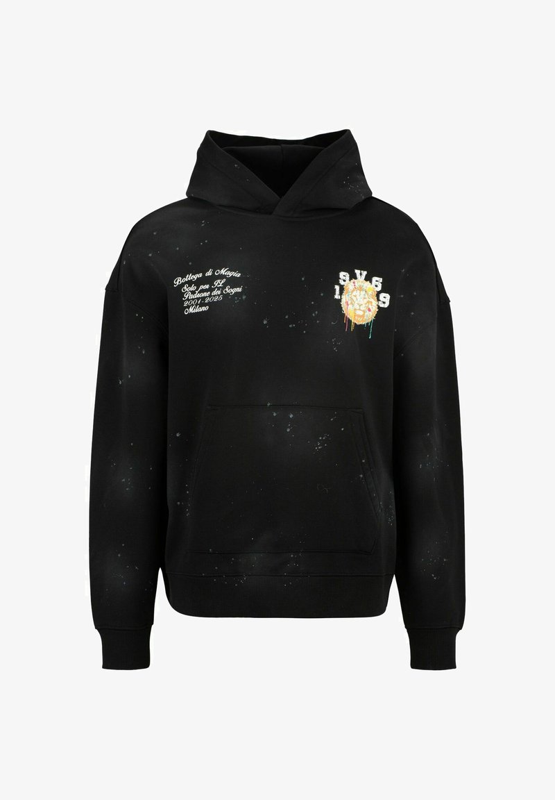 Zwarte hoodie met een voorvak, voorzien van witte tekst en een kleurrafische leeuw. Het materiaal lijkt zacht met een gespikkeld patroon.