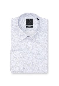 Biała koszula slim fit z jasno niebieskim dekoracyjnym wzorem małych zwierząt. Posiada klasyczny kołnierzyk i mankiety zapinane na guziki.