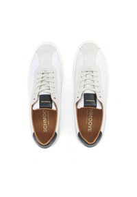 Weiße Leder-Sneaker mit grauen Wildleder-Akzenten, runder Zehenpartie, flachen Schnürsenkeln und einer schwarzen Fersenschlaufe. Mit einem goldenen Logo auf der Innensohle.