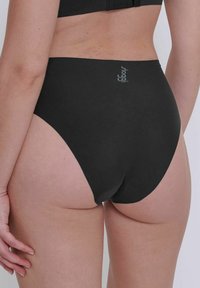 Schwarze, hochgeschnittene Unterwäsche aus glattem Material, mit einem Logo am Bund und einem nahtlosen Design für ein elegantes Erscheinungsbild.