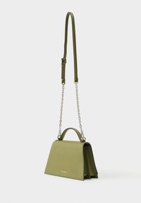 Bolso rectangular de color verde olivo con asa superior, cadena plateada y correa de hombro de cuero ajustable, y logo de 'Karl Lagerfeld' en el frente.