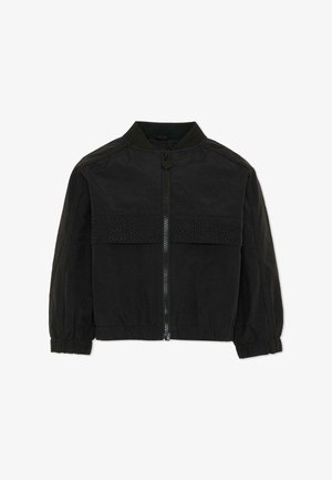 Czarna bomberka na suwak z elastycznymi mankietami i pasem w pasie, z małymi okrągłymi nitami tworzącymi napis "TELLA MC" na klatce piersiowej.