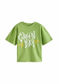 Grøn bomulds t-shirt med korte ærmer, prydet med "GREEN DAY" i hvide og gule lyn grafikker. Afslappet fit design.