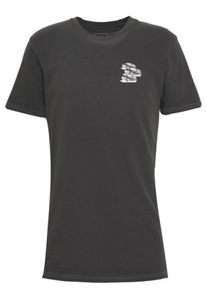 Zwart katoenen T-shirt met een ronde nek en korte mouwen. Voorzien van een kleine witte afbeelding van gestapelde auto's op de linkerborst.