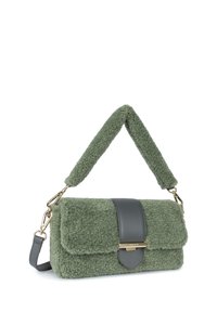 Sac  à main en velours vert avec une texture douce, accents en cuir gris et fermoir doré. Il présente une poignée épaisse et rembourrée pour le transport.