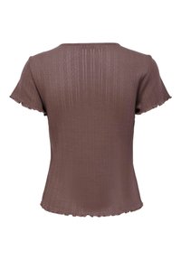 Haut marron à manches courtes en maille côtelée avec des motifs verticaux subtils, bords festonnés aux manches et à l’ourlet, vue de dos.