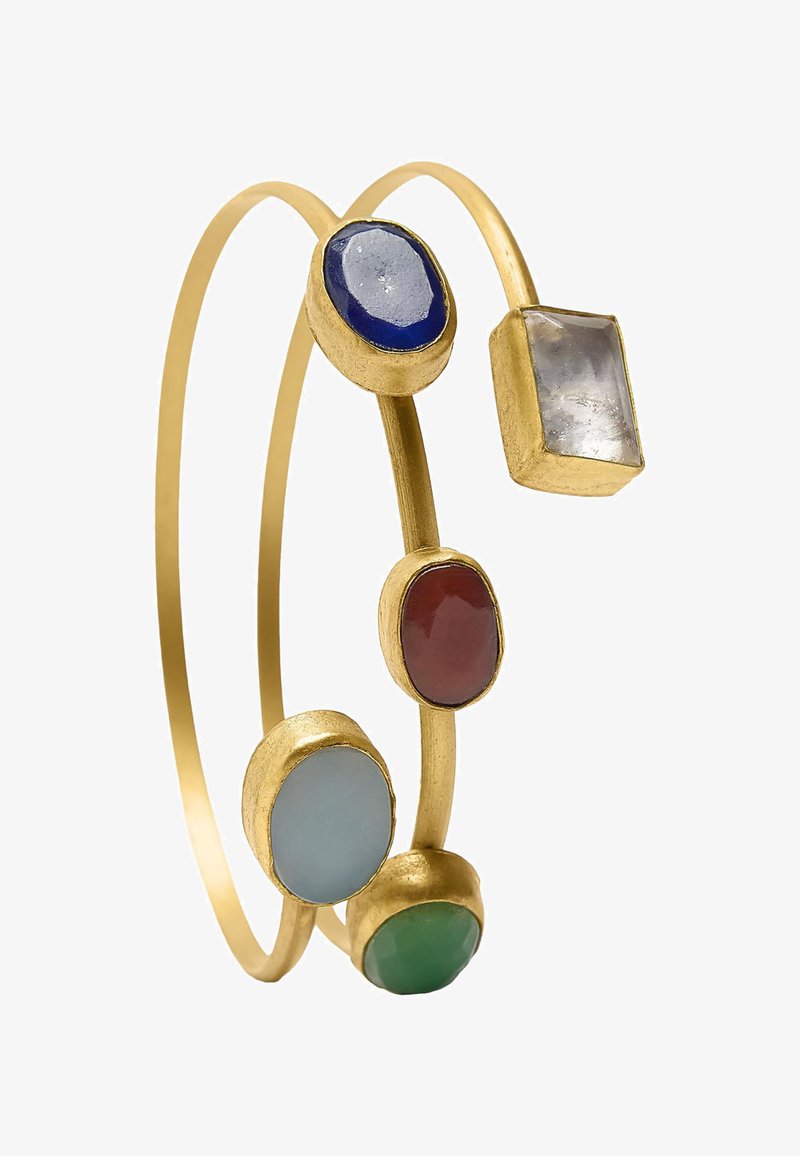 Złota bransoletka z pięcioma kolorowymi kamieniami szlachetnymi: niebieskim, czerwonym, zielonym oraz dwoma odcieniami szarości, osadzonymi w teksturowanych złotych oprawach. Krzywoliniowy design.