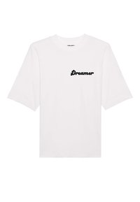 Witte katoenen t-shirt met korte mouwen, voorzien van het woord "Dreamer" in een zwarte, cursieve lettertype op de linkerkant van de borst.