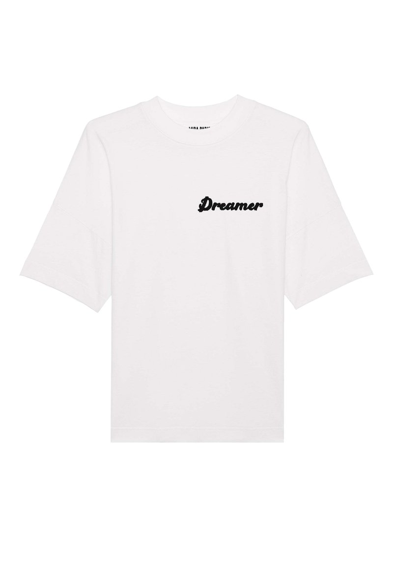 Witte katoenen t-shirt met korte mouwen, voorzien van het woord "Dreamer" in een zwarte, cursieve lettertype op de linkerkant van de borst.