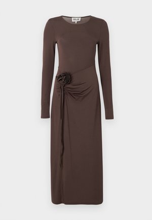 Langärmliges, dunkelbraunes figurbetontes Kleid mit rundem Ausschnitt und gerafften Details, hervorgehoben durch eine Stoffrose an der linken Taille.