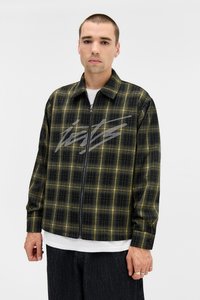 Jaqueta com padrão xadrez preto e amarelo, com fecho zip e colarinho, e um logótipo discreto na parte da frente. Mangas longas com punhos abotoados e uma textura suave.