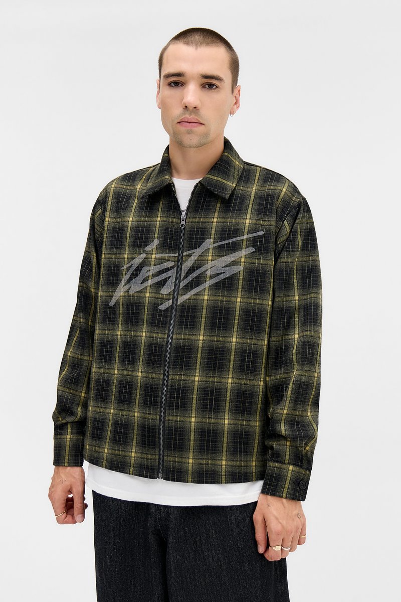 Jaqueta com padrão xadrez preto e amarelo, com fecho zip e colarinho, e um logótipo discreto na parte da frente. Mangas longas com punhos abotoados e uma textura suave.