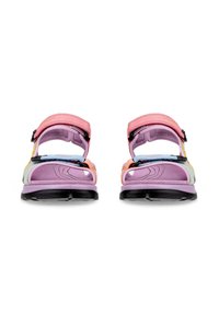 Multifargede sandaler med en pink og lavendel overdel, justerbare stropper og en sort sål. Har strukturerede accenter og et sporty design.