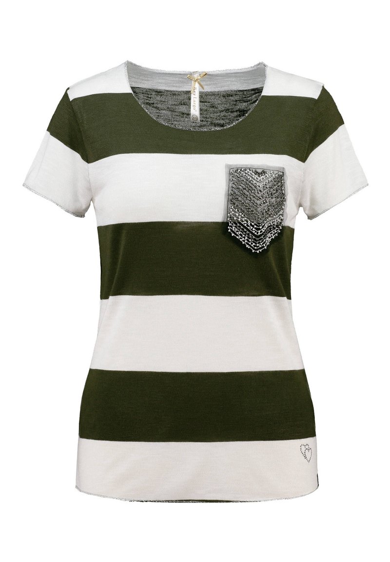 Camiseta de manga corta a rayas verdes y blancas con un bolsillo plateado texturizado y un detalle decorativo de corazón en el dobladillo. Material ligero.