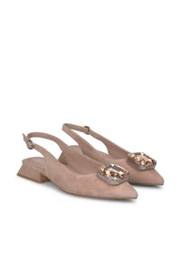 Rosa Wildleder Slingback-Schuhe mit spitzer Zehenpartie, die jeweils mit einem dekorativen großen Kristallakzent und einem niedrigen Blockabsatz ausgestattet sind.