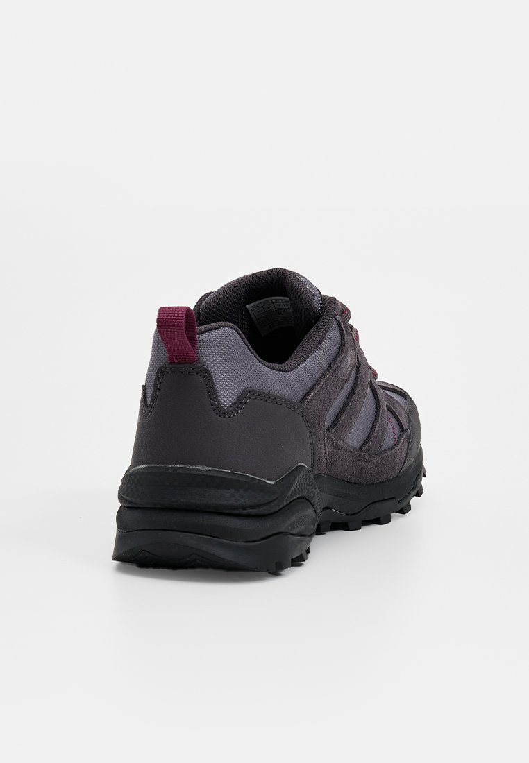 Ciemnoszare buty trekkingowe z teksturowaną górą z materiału, gumową podeszwą i burgundowymi akcentami na pięcie oraz sznurowadłach, charakteryzujące się solidną konstrukcją.