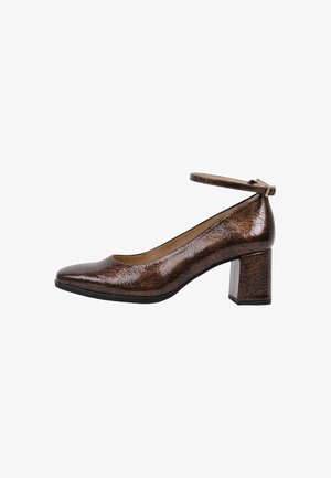 Zapato de charol marrón con punta redonda, tira en el tobillo y tacón ancho. Superficie texturizada con un acabado agrietado. Suela negra sólida.