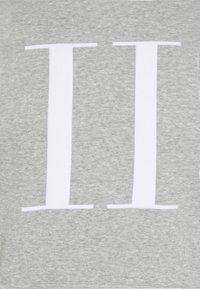Camiseta gris con un gran número romano "II" impreso en blanco y centrado en el frente. El material parece suave con una textura lisa.