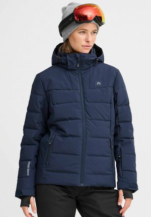 Navyblaue isolierte Jacke mit Reißverschluss vorne, gestepptem Design, verstellbarer Kapuze und seitlichen Taschen. Texturiertes Material und Logodetail am Ärmel.