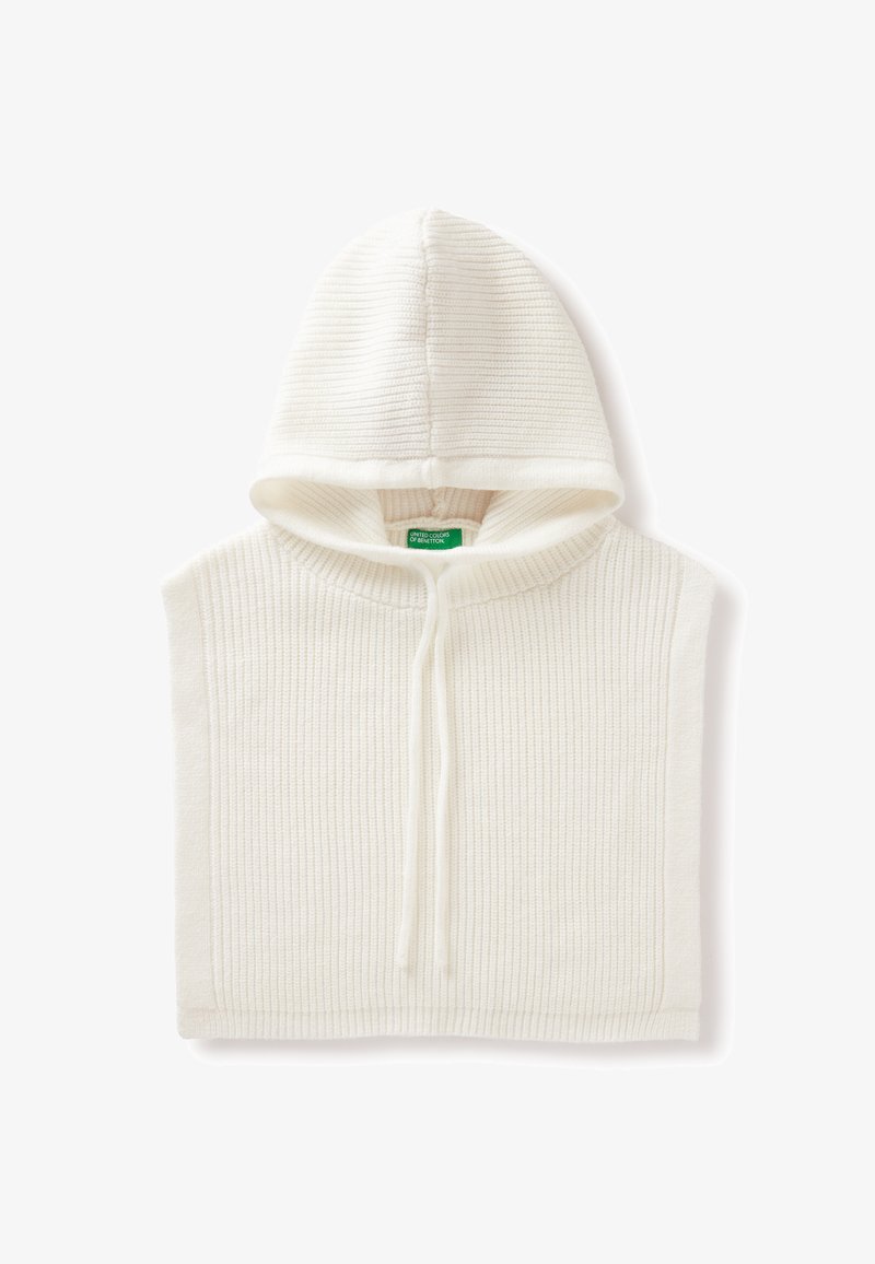 Bílý pletený pončo s kožešinou, s kapucí, má přední zavazování a bezrukávový design. Měkká textura s jemným vertikálním vzorem.