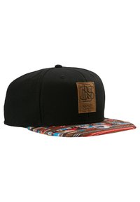Snapback kapa s crnim platnenim tijelom i obodom uzorkovanim crvenim, plavim i smeškim prugama. Uključuje smešnu kožnu oznaku.