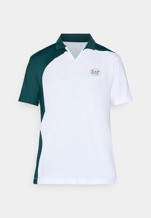 Polo à manches courtes avec un col et des panneaux latéraux verts, doté d'un corps blanc et d'un tissu texturé. Affiche le logo EA7 sur la poitrine.