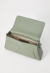 Grønn lærveske med en strukturert design, toppklafflås, indre glidelomme og to ytre lommer foran. Glatt tekstur.