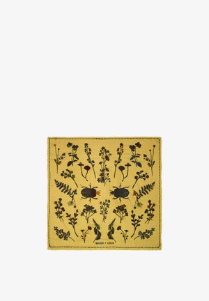 Żółta tkanina z kwiatowym i owadzim wzorem w ciemnych kolorach. Krawędzie są wykończone frędzlami, na dole znajduje się metka "Bimba y Lola".