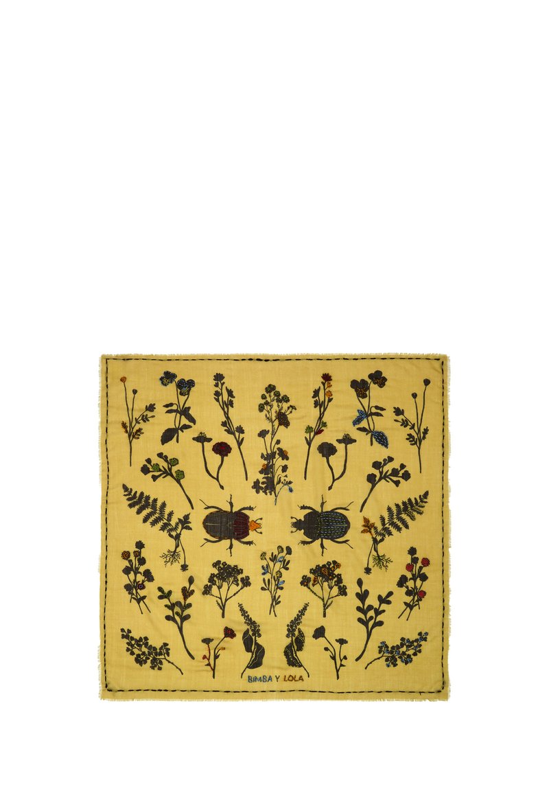 Żółta tkanina z kwiatowym i owadzim wzorem w ciemnych kolorach. Krawędzie są wykończone frędzlami, na dole znajduje się metka "Bimba y Lola".
