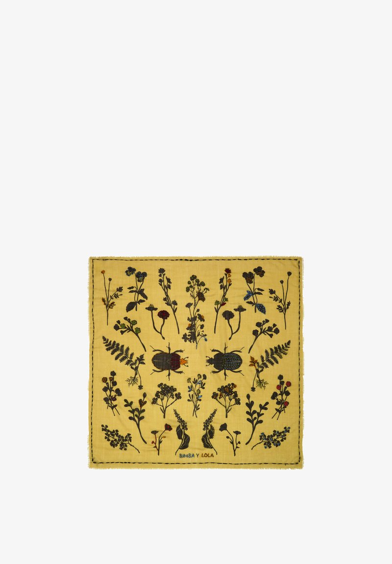 Żółta tkanina z kwiatowym i owadzim wzorem w ciemnych kolorach. Krawędzie są wykończone frędzlami, na dole znajduje się metka "Bimba y Lola".
