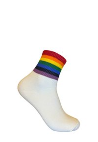 Vit ankelstrumpa med ett ribbat manschett i röd, orange, gul, grön, blå och lila rand; jämn textur, klassisk design.