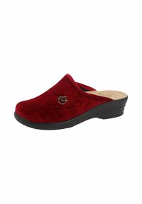 Zoccoli rossi slip-on realizzati in tessuto testurizzato con una finitura lucida, dotati di una suola in gomma nera a basso wedge e di un accento metallico decorativo.
