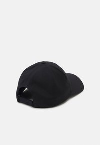 Fekete baseball sapka, textilből készült, ívelt csúccsal, varrott részletekkel, és állítható pánttal a hátsó részen.